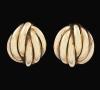 <span class='ref_item'>229 -</span> <span class="object_title">PENDIENTES EN ORO DE 18KT</span>  <p><span class="technical_description">Pendientes realizados en oro de 18kt con decoración gallonada.<br/>Cierre: Omega</span><br>Peso: <span class="PESO_HCES1">4,70</span> <span class="PESOUMED_HCES1">gr.</span><br></p>