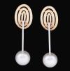 <span class='ref_item'>52 -</span> <span class="object_title">PENDIENTES EN ORO BICOLOR DE 18KT Y PERLAS</span>  <p><span class="technical_description">Pendientes realizados en oro bicolor de 18kt, con cuerpo superior ovalado, barrita en oro y terminados en dos perlas cultivadas, calibradas 9-9,5mm<br/>Cierre: Presión<br/>Longitud: 3,5 cm</span><br>Peso: <span class="PESO_HCES1">5,90</span> <span class="PESOUMED_HCES1">gr.</span><br></p>
