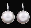 <span class='ref_item'>144 -</span> <span class="object_title">PENDIENTES DE ORO DE 18KT Y PERLAS MABÉ</span>  <p><span class="technical_description">Pendientes realizados en oro de 18kt, compuestos por dos perlas mabé calibradas en 16mm.<br/>Cierre: Gancho<br/>Longitud: 2,8 cm</span><br>Peso: <span class="PESO_HCES1">11</span> <span class="PESOUMED_HCES1">gr.</span><br></p>