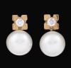 <span class='ref_item'>197 -</span> <span class="object_title">PENDIENTES DE ORO DE 18KT, DIAMANTES Y PERLAS</span>  <p><span class="technical_description">Pendientes realizados en oro de 18kt con diseño "tu y yo" compuestos por dos diamantes en talla brillante con un peso total aprox de 0,26ct y perlas cultivadas calibras en 9mm<br/>Cierre: Omega</span><br>Peso: <span class="PESO_HCES1">6,30</span> <span class="PESOUMED_HCES1">gr.</span><br></p>