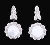 <span class='ref_item'>83 -</span> <span class="object_title">PENDIENTES EN ORO DE 18KT, DIAMANTES Y NÁCAR</span>  <p><span class="technical_description">Pendientes realizados en oro de 18kt, compuestos por diamantes en talla brillante montando un diseño de hojas y rodeando como una orla una placa de nácar.<br/> Peso total aprox de brillantes 0,27ct.<br/>Cierre: Ballestilla<br/>Longitud: 2 cm</span><br>Peso: <span class="PESO_HCES1">4,60</span> <span class="PESOUMED_HCES1">gr.</span><br></p>