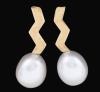 <span class='ref_item'>61 -</span> <span class="object_title">PENDIENTES DE ORO DE 18KT Y PERLAS</span>  <p><span class="technical_description">Pendientes realizados en oro de 18kt con diseño de zig zag rematados por perlas cultivadas calibradas en 11,5 mm.<br/>Cierre: Presión<br/>Longitud: 3 cm<br/> </span><br>Peso: <span class="PESO_HCES1">7,6</span> <span class="PESOUMED_HCES1">gr.</span><br></p>