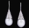 <span class='ref_item'>166 -</span> <span class="object_title">PENDIENTES DE ORO DE 18KT, DIAMANTES Y PERLAS AUSTRALIANAS</span>  <p><span class="technical_description">Pendientes realizados en oro de 18kt con diseño de pétalos adornados por brillantes con un peso total aprox de 0,20ct y rematados por perlas australianas calibradas en 10,5 mm.<br/>Cierre: Gancho<br/>Longitud: 3 cm</span><br>Peso: <span class="PESO_HCES1">6,60</span> <span class="PESOUMED_HCES1">gr.</span><br></p>