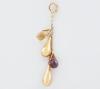 <span class='ref_item'>64 -</span> <span class="object_title">COLGANTE DE ORO DE 18KT, GRANATE Y CITRINO</span>  <p><span class="technical_description">Colgante realizado en oro de 18kt con gotas. Dos son de oro, otra de citrino y otra de granate, ambas en talla briolette.<br/>Longitud: 5cm</span><br>Peso: <span class="PESO_HCES1">2,3</span> <span class="PESOUMED_HCES1">gr.</span><br></p>