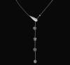 <span class='ref_item'>174 -</span> <span class="object_title">COLLAR GARGANTILLA DE ORO DE 18KT, DIAMANTES Y PERLAS TAHITÍ</span>  <p><span class="technical_description">Collar realizado en oro de 18kt con motivo alargado de gota adornado con pavé de diamantes con un peso total aprox de 0,40ct y en vertical cuatro perlas tahití calibradas en 10mm<br/>Cierre: Mosquetón<br/>Longitud: 44cm</span><br>Peso: <span class="PESO_HCES1">14,40</span> <span class="PESOUMED_HCES1">gr.</span><br></p>