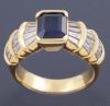 <span class='ref_item'>34 -</span> <span class="object_title">SORTIJA EN ORO DE 18KT, DIAMANTES Y ZAFIRO</span>  <p><span class="technical_description">Sortija realizada en oro de 18kt con un zafiro natural central en talla esmeralda engastado en bisel abierto con un peso total aprox de 1,10ct y adornada en hombros por diamantes en talla baguette con un peso total aprox de 1,10ct<br/>Medida Sortija: 15</span><br>Peso: <span class="PESO_HCES1">10,30</span> <span class="PESOUMED_HCES1">gr.</span><br></p>