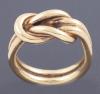 <span class='ref_item'>28 -</span> <span class="object_title">SORTIJA DE ORO DE 18KT Y MOTIVO NAÚTICO</span>  <p><span class="technical_description">Sortija realizada en oro de 18kt con un motivo de nudo naútico.<br/>Medida Sortija: 11</span><br>Peso: <span class="PESO_HCES1">8,70</span> <span class="PESOUMED_HCES1">gr.</span><br></p>