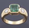 <span class='ref_item'>5 -</span> <span class="object_title">SORTIJA DE ORO DE 18KT DIAMANTES Y ESMERALDA</span>  <p><span class="technical_description">Sortija realizada en oro de 18kt con una esmeralda central en talla cuadrada engastada en bisel con un peso total aprox de 1,10ct y en escolta dos diamantes en talle brillante engastados en chatón con un peso total aprox de 0,40ct<br/>Medida Sortija: 15</span><br>Peso: <span class="PESO_HCES1">8,50</span> <span class="PESOUMED_HCES1">gr.</span><br></p>