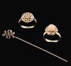 <span class='ref_item'>143 -</span> <span class="object_title">LOTE DE DOS SORTIJAS Y UN ALFILER ANTIGUOS EN ORO DE 18KT</span>  <p><span class="technical_description">Lote compuesto por dos sortijas antiguas, una de ellas con talla de coral en forma de flor y la otra adornada con piedrecitas y un alfiler adornado con brillantes. Todos en oro de 18kt<br/>Medida Sortija Coral: 13<br/>Medida Sortija Piedras: 10</span><br>Peso: <span class="PESO_HCES1">4,70</span> <span class="PESOUMED_HCES1">gr.</span><br></p>