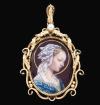 <span class='ref_item'>141 -</span> <span class="object_title">MEDALLA DE ORO DE 18KT CON ESMALTE Y PERLA</span>  <p><span class="technical_description">Medalla con imagen de una virgen renacentista realizada en esmalte con orla en oro de 18kt y terminada en tornapuntas y en la parte superior una perla.<br/>Longitud: 5cm</span><br>Peso: <span class="PESO_HCES1">14</span> <span class="PESOUMED_HCES1">gr.</span><br></p>