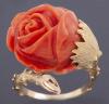 <span class='ref_item'>30 -</span> <span class="object_title">SORTIJA CON DISEÑO FLORAL DE ORO DE 18KT Y CORAL</span>  <p><span class="technical_description">Sortija antigua con diseño de flor realizada en oro de 18kt y una talla de coral con forma de pétalos.<br/>Medida Sortija: 15</span><br>Peso: <span class="PESO_HCES1">10</span> <span class="PESOUMED_HCES1">gr.</span><br></p>