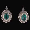 <span class='ref_item'>89 -</span> <span class="object_title">PENDIENTES DE ORO DE 14KT Y PIEDRAS VERDES E INCOLORAS</span>  <p><span class="technical_description">Pendientes antiguos realizados en oro de 14kt adornados con una piedra verde central y orla de piedras incoloras.<br/>Cierre: Ballestilla</span><br>Peso: <span class="PESO_HCES1">1,50</span> <span class="PESOUMED_HCES1">gr.</span><br></p>