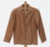 <span class='ref_item'>41 -</span> <span class="object_title">CHAQUETA DE HOMBRE EN CUERO COLOR CAMEL</span> <span class="technique_material">Cuero</span>   <p><span class="object_title">CHAQUETA DE HOMBRE EN CUERO COLOR CAMEL</span><br><span class="technique_material">Cuero</span><br><span class="technical_description">Con botón de repuesto<br/>Marca: Marciano<br/>Talla: 50</span><br></p>