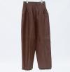 <span class='ref_item'>86 -</span> <span class="object_title">PANTALÓN DE MUJER EN CUERO COLOR MARRÓN</span>   <p><span class="technique_material">Cuero</span><br><span class="technical_description">Forro descosido en el bajo y rotura en una de las pinzas delanteras<br/>Talla: M </span><br></p>