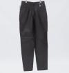 <span class='ref_item'>87 -</span> <span class="object_title">PANTALÓN DE MUJER EN CUERO COLOR MARRÓN</span>   <p><span class="technique_material">Cuero</span><br><span class="technical_description">Ligeras manchas y desgastes<br/>Marca: Hollies<br/>Talla: 42<br/> </span><br></p>