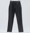 <span class='ref_item'>93 -</span> <span class="object_title">PANTALÓN DE MUJER EN CUERO NEGRO</span>   <p><span class="technique_material">Cuero</span><br><span class="technical_description">Marca: Isaco<br/>Talla: 42<br/> </span><br></p>