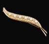 <span class='ref_item'>153 -</span> <span class="object_title">BROCHE DE ORO DE 18KT, DIAMANTES Y PERLAS</span>  <p><span class="technical_description">Broche con forma de vaina realizado en oro de 18kt con decoración gallonada y en su centro diamantes en talla brillante con un peso total aprox de 0,20ct y 6 perlas cultivadas.<br/>Cierre: Aguja<br/>Longitud: 9,5cm</span><br>Peso: <span class="PESO_HCES1">14,20</span> <span class="PESOUMED_HCES1">gr.</span><br></p>