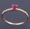 <span class='ref_item'>67 -</span> <span class="object_title">SORTIJA EN ORO DE 18KT, RUBÍ Y DIAMANTES</span>  <p><span class="technical_description">Sortija realizada en oro de 18kt en color rosado con rubí central en talla cuadrada engastada en garras con un peso total aprox de 0,35ct y en los hombros diamantes en talla brillante con un peso total aprox de 0,10ct<br/>Medida Sortija: 17</span><br>Peso: <span class="PESO_HCES1">1,50</span> <span class="PESOUMED_HCES1">gr.</span><br></p>