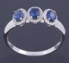 <span class='ref_item'>36 -</span> <span class="object_title">TRESILLO EN ORO DE 18KT, ZAFIROS Y DIAMANTES</span>  <p><span class="technical_description">Sortija con diseño tresillo realizada en oro de 18kt compuesta por tres zafiros centrales en talla oval engastados en garras con un peso total aprox de 1,20ct con orlas de diamantes en talla brillante con un peso total aprox de 0,10ct<br/>Medida Sortija: 15</span><br>Peso: <span class="PESO_HCES1">2,10</span> <span class="PESOUMED_HCES1">gr.</span><br></p>