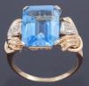 <span class='ref_item'>181 -</span> <span class="object_title">SORTIJA EN ORO ROSADO DE 18KT CON TOPACIO Y DIAMANTES</span>  <p><span class="technical_description">Sortija de coctel realizada en oro de 18kt con importante topacio central en talla esmeralda rectangular engastado en garra con un peso total aprox de 8,80ct y a ambos lados dos diamantes en talla antigua con un peso total aprox de 0,10ct.<br/>Medida Sortija: 16,5</span><br>Peso: <span class="PESO_HCES1">6,10</span> <span class="PESOUMED_HCES1">gr.</span><br></p>