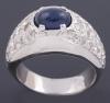 <span class='ref_item'>117 -</span> <span class="object_title">SORTIJA EN ORO DE 18KT CON ZAFIRO Y DIAMANTES</span>  <p><span class="technical_description">Sortija realizada en oro de 18kt con zafiro central en talla cabujón engastado en garra con un peso total aprox de 2ct y a ambos lados diamantes en talla brillante engastados en pavé con un peso total aprox de 0,15ct.<br/>Medida Sortija: 15,5</span><br>Peso: <span class="PESO_HCES1">15,70</span> <span class="PESOUMED_HCES1">gr.</span><br></p>