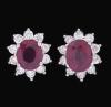 <span class='ref_item'>118 -</span> <span class="object_title">PENDIENTES EN ORO DE 18KT CON RUBÍES Y DIAMANTES</span>  <p><span class="technical_description">Pareja de pendientes realizados en oro de 18kt con dos rubíes centrales en talla oval engastados en garra con un peso total aprox de 1ct y orlas de diamantes en talla brillante con un peso total aprox de 0,30ct.<br/>Cierre: Presión</span><br>Peso: <span class="PESO_HCES1">1,20</span> <span class="PESOUMED_HCES1">gr.</span><br></p>