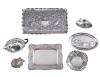 <span class='ref_item'>281 -</span> <span class="object_title">LOTE DE BANDEJAS Y CENICEROS DE PLATA 925</span>  <p><span class="technical_description">Lote realizado en plata 925 compuesto por 7 piezas: 2 bandejas con decoración repujada y 5 ceniceros de diferentes formas, tamaños y decoración<br/>Peso bruto total: 301gr</span><br></p>