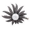 <span class='ref_item'>61 -</span> <span class="object_title">BROCHE ANTIGUO EN PLATA DE LEY, PERLA CULTIVADA Y DIAMANTES </span>  <p><span class="technical_description">Broche realizado en plata de ley. Con motivo floral, destaca una gran perla central cultivada calibrada en 13mm, con cuajado de diamantes en las hojas, en talla 8/8 engastados en grano, con un peso total aprox de 0.64ct. Faltan tres diamantes.<br/>Cierre: aguja con canutillo de seguridad<br/>Longitud: 5,10 cm</span><br>Peso: <span class="PESO_HCES1">16,80</span> <span class="PESOUMED_HCES1">gr.</span><br></p>