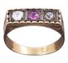 <span class='ref_item'>92 -</span> <span class="object_title">SORTIJA TRESILLO ANTIGUO EN ORO DE 18KT, DIAMANTES Y RUBÍ</span>  <p><span class="technical_description">Sortija tresillo antiguo realizado en oro de 18kt con adornos repujados en los extremos de los hombros y tresillo frontal formado por un rubí en talla redonda con un peso total aprox de 0,25ct y a ambos lados dos diamantes en talla antigua con un peso total aprox de 0,45ct<br/>Medida Sortija: 14</span><br>Peso: <span class="PESO_HCES1">3,10</span> <span class="PESOUMED_HCES1">gr.</span><br></p>