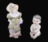 <span class='ref_item'>126 -</span> <span class="object_title">PAREJA DE FIGURAS BISCUITS</span>   <p><span class="technical_description">Pareja de figuras biscuits de mujer vestida sobre una piedra y un bebé con vestido blanco estirando los brazos. La figura femenina contiene sello en su interior y numeración 1017.<br/>Medidas: 19cm grande y 12cm pequeña<br/> </span><br></p>