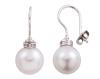 <span class='ref_item'>95 -</span> <span class="object_title">PENDIENTES EN ORO DE 18KT, PERLAS AUSTRALIANAS CULTIVADAS Y DIAMANTES</span>  <p><span class="technical_description">Pendientes realizados en oro de 18kt con perlas australianas cultivadas calibradas en 12-13mm y casquillo adornado con diamantes en talla brillante con un peso total aprox de 0,12ct.<br/>Cierre: Gancho cerrado en presión<br/>Longitud: 3cm</span><br>Peso: <span class="PESO_HCES1">9</span> <span class="PESOUMED_HCES1">gr.</span><br></p>
