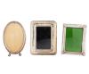 <span class='ref_item'>290 -</span> <span class="object_title">LOTE DE TRES MARCOS PEQUEÑOS EN PLATA 925</span>  <p><span class="technical_description">Tres marcos pequeños realizados en plata 925 con contrastes. Dos de ellos con cristal. <br/>Medidas marco rectangular verde: 12 x 9cm<br/>Medidas marco rectangular negro: 13 x 10cm<br/>Medidas marco ovalado: 12 x 9cm<br/>Peso bruto total: 287,50gr</span><br></p>