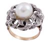 <span class='ref_item'>130 -</span> <span class="object_title">SORTIJA EN ORO DE 18KT, VISTAS EN PLATINO, PERLA Y DIAMANTES</span>  <p><span class="technical_description">Sortija realizada en oro de 18kt con vista en platino con una perla cultivada central calibrada en 10mm adornada con bandas de diamantes en talla antigua con un peso total aprox de 0,20ct. Falta un diamante y hay ligeros deterioros en la parte baja de la perla<br/>Medida Sortija: 13</span><br>Peso: <span class="PESO_HCES1">7,80</span> <span class="PESOUMED_HCES1">gr.</span><br></p>