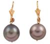 <span class='ref_item'>140 -</span> <span class="object_title">PENDIENTES EN ORO DE 18KT Y PERLAS CULTIVADAS COLOR TAHITÍ</span>  <p><span class="technical_description">Pareja de pendientes realizados en oro de 18kt con perlas colgantes cultivadas en color tahití calibradas en 10,3mm<br/>Cierre: Ballestilla<br/>Longitud: 2cm</span><br>Peso: <span class="PESO_HCES1">4,70</span> <span class="PESOUMED_HCES1">gr.</span><br></p>