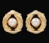 <span class='ref_item'>62 -</span> <span class="object_title">PENDIENTES DE METAL, PIEDRAS INCOLORAS Y PERLAS</span>  <p><span class="technical_description">Pendientes realizados en metal dorado con forma redondeada adornados con piedras incoloras e imitación de perlas<br/>Cierre: Clip</span><br></p>