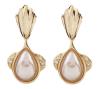 <span class='ref_item'>35 -</span> <span class="object_title">PENDIENTES DE METAL, PIEDRAS INCOLORAS Y PERLAS DE IMITACIÓN</span>  <p><span class="technical_description">Pendientes largos realizados en metal dorado adornados con piedras incoloras e imitación de perlas<br/>Cierre: Clip</span><br>Peso: <span class="PESO_HCES1">21,10</span> <span class="PESOUMED_HCES1">gr.</span><br></p>