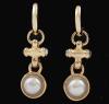 <span class='ref_item'>44 -</span> <span class="object_title">PENDIENTES DE METAL, PIEDRAS INCOLORAS Y PERLAS</span>  <p><span class="technical_description">Pendientes largos realizados en metal dorado con un aro, del que pende un colgante adornado con piedras incoloras e imitación de perlas<br/>Cierre: Clip</span><br></p>