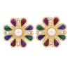 <span class='ref_item'>82 -</span> <span class="object_title">PENDIENTES DE METAL, PIEDRAS DE COLOR Y PERLAS DE IMITACIÓN</span>  <p><span class="technical_description">Pendientes realizados en metal dorado con forma de flor, adornados con piedras de color e imitación de perlas<br/>Cierre: Clip</span><br>Peso: <span class="PESO_HCES1">55,80</span> <span class="PESOUMED_HCES1">gr.</span><br></p>