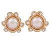 <span class='ref_item'>68 -</span> <span class="object_title">PENDIENTES DE METAL Y PERLAS DE IMITACIÓN</span>  <p><span class="technical_description">Pendientes realizados en metal dorado con forma redonda adornados con imitación de perlas<br/>Cierre: Clip</span><br>Peso: <span class="PESO_HCES1">28,90</span> <span class="PESOUMED_HCES1">gr.</span><br></p>
