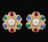 <span class='ref_item'>156 -</span> <span class="object_title">PENDIENTES DE METAL, PIEDRAS DE COLOR Y PERLAS</span>  <p><span class="technical_description">Pendientes realizados en metal dorado con forma de flor, adornados con piedras de color e imitación de perlas<br/>Cierre: Clip</span><br></p>