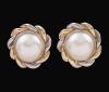 <span class='ref_item'>115 -</span> <span class="object_title">PENDIENTES DE METAL Y PERLAS</span>  <p><span class="technical_description">Pendientes realizados en metal dorado con forma redonda adornados con imitación de perlas<br/>Cierre: Clip</span><br></p>