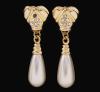<span class='ref_item'>64 -</span> <span class="object_title">PENDIENTES DE METAL, PIEDRAS INCOLORAS Y PERLAS</span>  <p><span class="technical_description">Pendientes largos realizados en metal dorado, con piedras incoloras e imitación de perlas con forma de perilla<br/>Cierre: Clip</span><br></p>