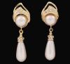 <span class='ref_item'>10 -</span> <span class="object_title">PENDIENTES DE METAL, PIEDRAS INCOLORAS Y PERLAS</span>  <p><span class="technical_description">Pendientes largos realizados en metal dorado, con piedras incoloras e imitación de perlas con forma de perilla<br/>Cierre: Clip </span><br></p>