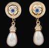 <span class='ref_item'>153 -</span> <span class="object_title">PENDIENTES DE METAL, PIEDRAS DE COLOR Y PERLAS</span>  <p><span class="technical_description">Pendientes largos realizados en metal dorado, con piedras de color e imitación de perlas con forma de perilla<br/>Cierre: Clip</span><br></p>