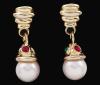 <span class='ref_item'>105 -</span> <span class="object_title">PENDIENTES DE METAL, PIEDRAS DE COLOR Y PERLAS</span>  <p><span class="technical_description">Pendientes largos realizados en metal dorado, con piedras de color e imitación de perlas<br/>Cierre: Clip</span><br></p>