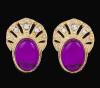 <span class='ref_item'>99 -</span> <span class="object_title">PENDIENTES DE METAL Y PIEDRAS DE COLOR</span>  <p><span class="technical_description">Pendientes realizados en metal dorado, con piedras de color<br/>Cierre: Clip</span><br></p>