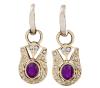 <span class='ref_item'>22 -</span> <span class="object_title">PENDIENTES DE METAL Y PIEDRAS DE COLOR</span>  <p><span class="technical_description">Pendientes realizados en metal dorado con un aro con un colgante adornado con piedras de color<br/>Cierre: Clip</span><br>Peso: <span class="PESO_HCES1">18</span> <span class="PESOUMED_HCES1">gr.</span><br></p>