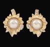 <span class='ref_item'>140 -</span> <span class="object_title">PENDIENTES DE METAL, PIEDRAS INCOLORAS Y PERLAS</span>  <p><span class="technical_description">Pendientes realizados en metal dorado con forma redondeada adornados con piedras incoloras e imitación de perlas<br/>Cierre: Clip</span><br></p>