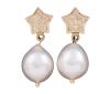 <span class='ref_item'>49 -</span> <span class="object_title">PENDIENTES EN ORO DE 18KT, PERLAS CULTIVADAS Y DIAMANTES</span>  <p><span class="technical_description">Pareja de pendientes realizados en oro de 18kt. la parte superior es una estrella de 5 puntas cuajada de diamantes en talla brillante de las que penden dos perlas cultivadas en forma perilla en color blanco<br/>Cierre: Presión<br/>Longitud: 1,5cm</span><br>Peso: <span class="PESO_HCES1">2,10</span> <span class="PESOUMED_HCES1">gr.</span><br></p>