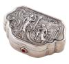 <span class='ref_item'>208 -</span> <span class="object_title">CAJA PASTILLERO EN PLATA DE LEY</span>  <p><span class="technical_description">Caja pastillero realizado en plata de ley con fina decoración repujada. En la tapa superior se representa una escena cortesana del s.XVIII con una pareja en actitud de cortejo. En su parte inferior un óvalo con motivo floral y tornapuntas. Detalle de piedra roja en el cierre. Con punzones de platero.<br/>Medidas: 5 x 3 x 1,4cm<br/>Peso total: 36,2gr</span><br></p>
